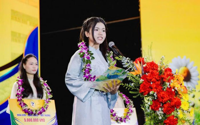 Đặng Nguyễn Ngọc Phương phát biểu trong Chương trình Khai khóa ‘FRESHERS 2026’ của trường ĐH Sư phạm (ĐH Đà Nẵng).