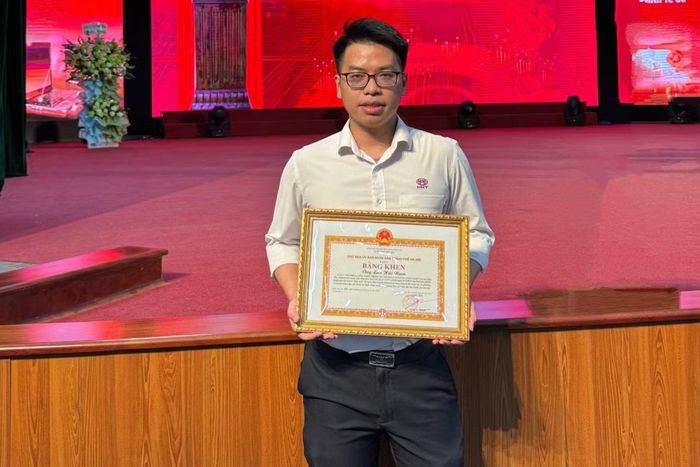 Thầy giáo trẻ Lưu Hải Nam được UBND TP. Hà Nội tặng Bằng khen vì những đóng góp trong chiến dịch hỗ trợ chuyển đổi số năm 2025.