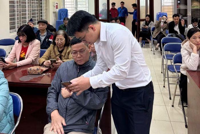 Thầy giáo Lưu Hải Nam cùng các giảng viên hướng dẫn người dân tiếp cận những ứng dụng công nghệ trong đời sống.