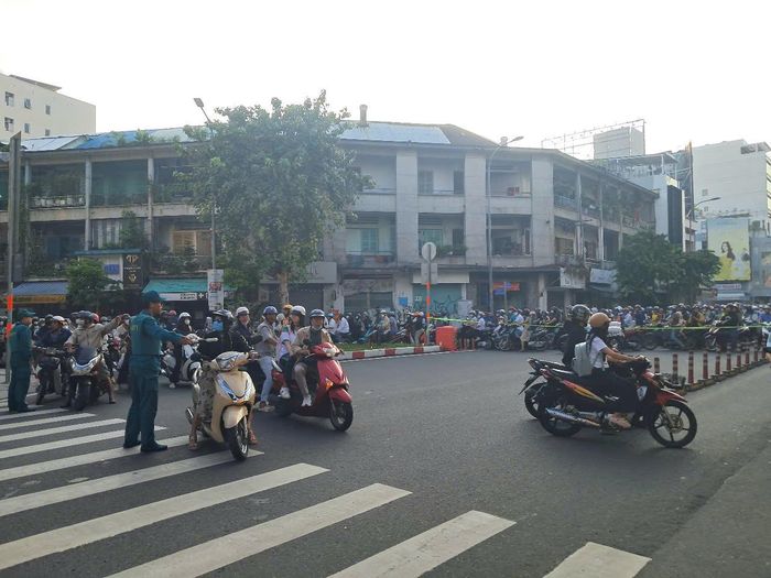  Giao thông qua khu vực ùn ứ sau sự cố cây đổ. Ảnh: HỮU TÂM 