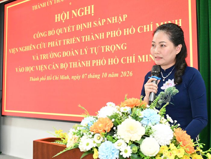  Tân Giám đốc Học viện Cán bộ TPHCM phát biểu nhận nhiệm vụ. Ảnh: VIỆT DŨNG 