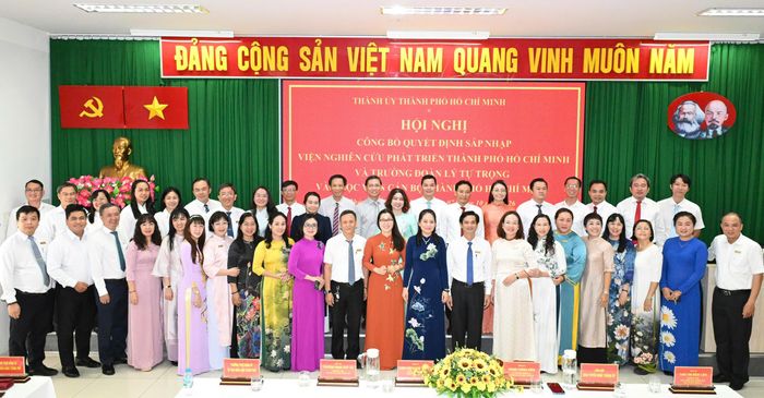  Tập thể cán bộ, giảng viên Học viện Cán bộ TPHCM sau sáp nhập. Ảnh: VIỆT DŨNG 