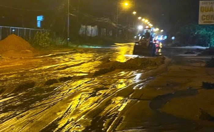  Lực lượng chức năng dọn dẹp đường sau trận lũ cát đỏ 