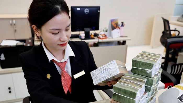 Giao dịch tại ngân hàng SeaBank. Ảnh: NHUNG NGUYỄN