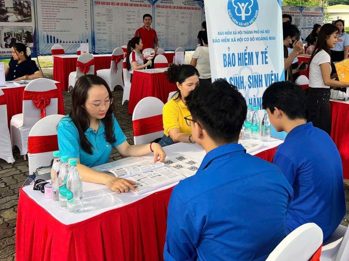  Giải đáp chính sách BHYT cho học sinh, sinh viên. Ảnh: BHXH TP Hà Nội 