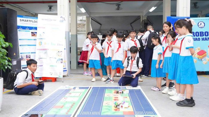  Học sinh các trường học trên địa bàn phường Bến Thành tham gia các hoạt động trải nghiệm công nghệ tại Lễ khai mạc Tuần lễ hưởng ứng học tập suốt đời năm 2026 