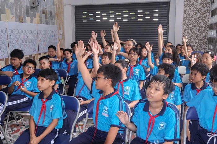  Học sinh Trường THCS Trương Công Định (phường Gia Định) tham quan học tập tại Thư viện Gia Định 