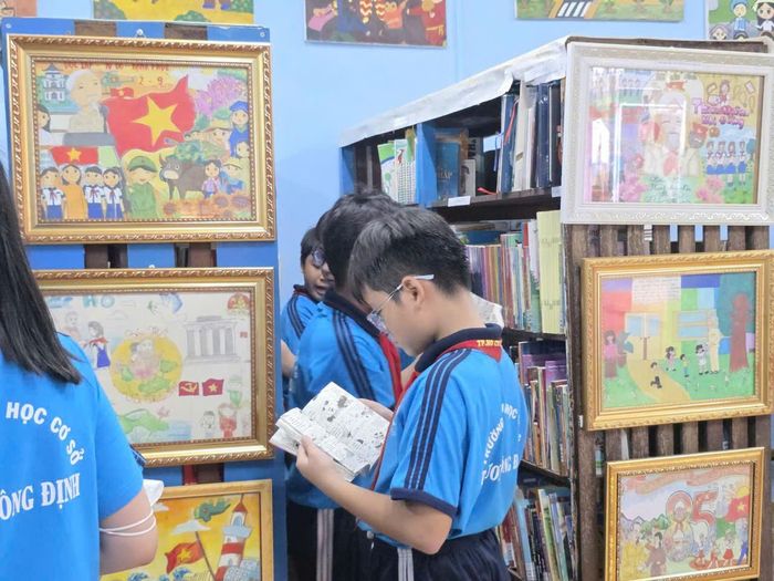  Học sinh Trường THCS Trương Công Định tham quan khu trưng bày, tìm hiểu các đầu sách hay tại Thư viên Gia Định 