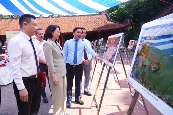  Các đại biểu tham quan triển lãm ảnh "Hà Nội trong tôi". Ảnh: ĐẶNG TÚ 