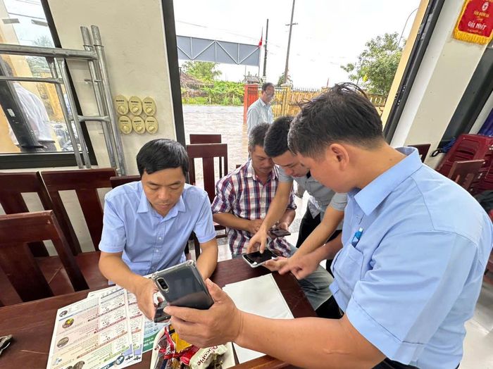  Chi cục Thủy lợi và biến đổi khí hậu TP Huế hướng dẫn người dân sử dụng thông tin cảnh báo thiên tai qua điện thoại thông minh và tờ rơi 