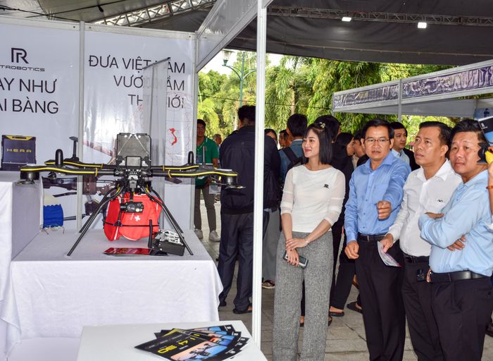  Các đại biểu tham quan gian hàng trưng bày thiết bị UAV tại ngày hội 