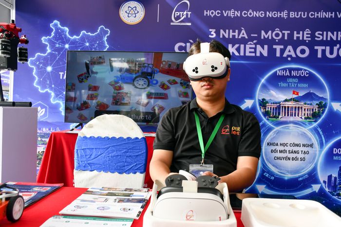  Người dân trải nghiệm các sản phẩm công nghệ 