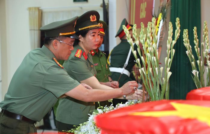  Lực lượng công an dâng hương tưởng niệm các liệt sĩ. Ảnh: N.ĐỨC 