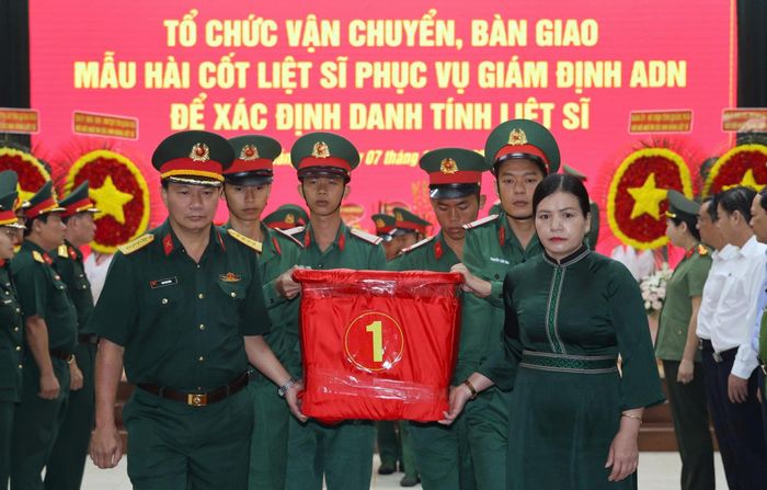  Bà Y Ngọc, Phó Chủ tịch thường trực UBND tỉnh, Trưởng Ban Chỉ đạo, thực hiện nghi lễ di chuyển mẫu sinh phẩm lên xe. Ảnh: N.ĐỨC 