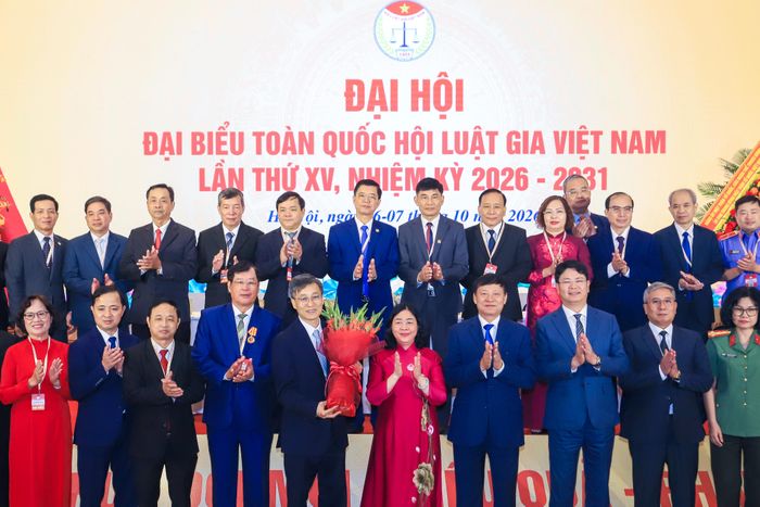Đồng chí Bùi Thị Minh Hoài - Ủy viên Bộ Chính trị, Bí thư Trung ương Đảng, Chủ tịch Ủy ban Trung ương MTTQ Việt Nam tặng hoa chúc mừng Ban Chấp hành Hội Luật gia Việt Nam khóa XV. Ảnh: ĐỖ TRUNG