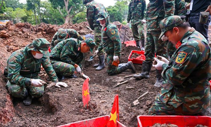  Các lực lượng tìm kiếm, quy tập hài cốt liệt sĩ tại công viên Lê Thị Riêng. Ảnh: MẠNH THẮNG 