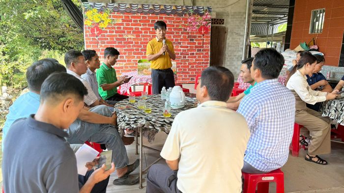  ﻿Ông Nguyễn Hồng Quyết, Giám đốc HTX Kim Long trao đổi kinh nghiệm về áp dụng số trong nông nghiệp. Ảnh: TUẤN ANH 