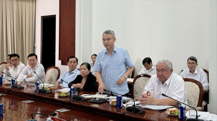  Lãnh đạo xã Cần Giờ báo cáo tại buổi làm việc 