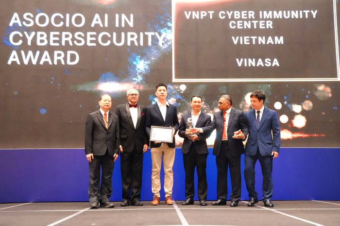  Đại diện VNPT Cyber Immunity nhận giải thưởng tại buổi lễ. Ảnh: H.H 