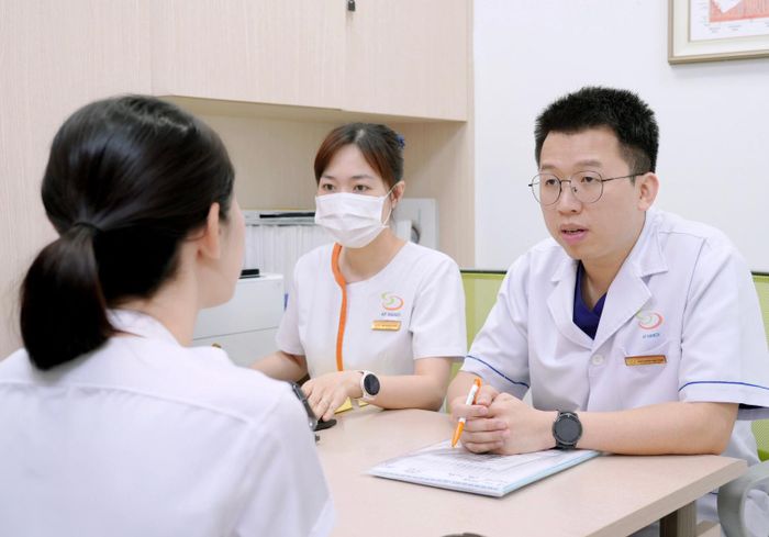  Bác sĩ tư vấn cho người bệnh về các phương pháp hỗ trợ sinh sản. Ảnh: THANH TÂM 