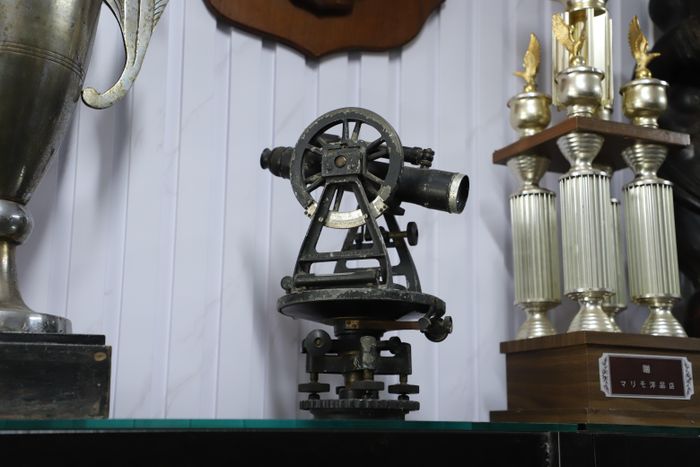  Máy trắc địa từng được các kỹ sư sử dụng để khảo sát, hình thành những con đường giữa vùng đồi núi Đà Lạt 