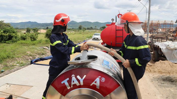  Bơm nước vào các bồn chứa cho người dân sử dụng. Ảnh: HỮU PHÚC 