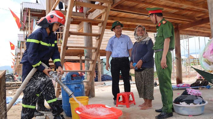  Bơm nước vào các bồn chứa cho người dân. Ảnh: HỮU PHÚC 