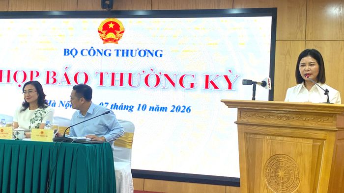 Bà Nguyễn Thị Thúy Hiền, Phó Cục trưởng Cục Quản lý và Phát triển thị trường trong nước, thông tin tại cuộc họp báo chiều 7-10. Ảnh: PHÚC HẬU