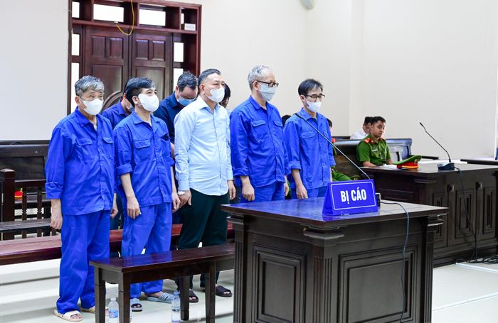  Các bị cáo tại phiên tuyên án chiều 7-10. Ảnh: ĐỖ TRUNG 