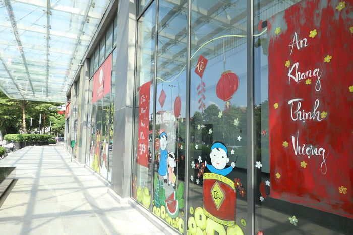 Một tòa nhà trên đường Xuân La (Hà Nội), Decal trang trí tết vẫn còn dán trên mặt tiền tòa nhà dù đã hết quý 3-2026. Ảnh: TIẾN CƯỜNG