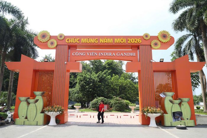 Tại Công viên Indira Gandhi trên đường Láng Hạ, phường Giảng Võ chữ nổi tuyên truyền phục vụ dịp tết 2026 vẫn xuất hiện tại cổng chào. Ảnh: TIẾN CƯỜNG
