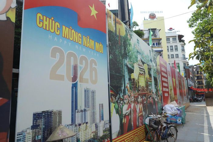 Trên đường Huỳnh Thúc Kháng (Hà Nội), băng rôn, pano “Chúc mừng năm mới 2026” vẫn còn được treo trên tuyến đường. Ảnh: TIẾN CƯỜNG