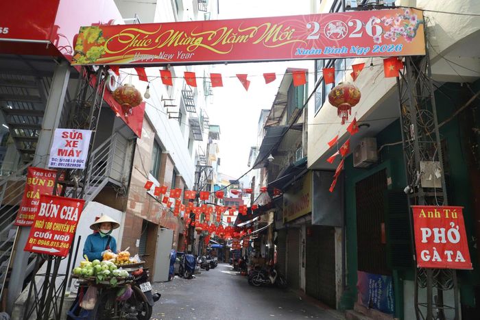 Đến chiều 7-10, tại ngõ 108 Lò Đúc, phường Hai Bà Trưng (Hà Nội), một băng rôn với nội dung “Chúc mừng năm mới 2026” vẫn còn. Ảnh: TIẾN CƯỜNG