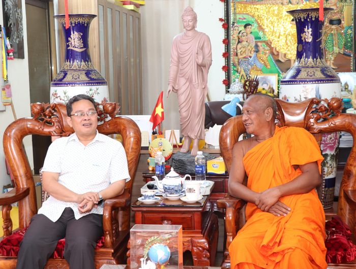  Phó Chủ tịch Ủy ban MTTQ Việt Nam TPHCM Phạm Minh Tuấn thăm, chúc mừng hòa thượng Danh Lung, trụ trì chùa Chantarangsay 