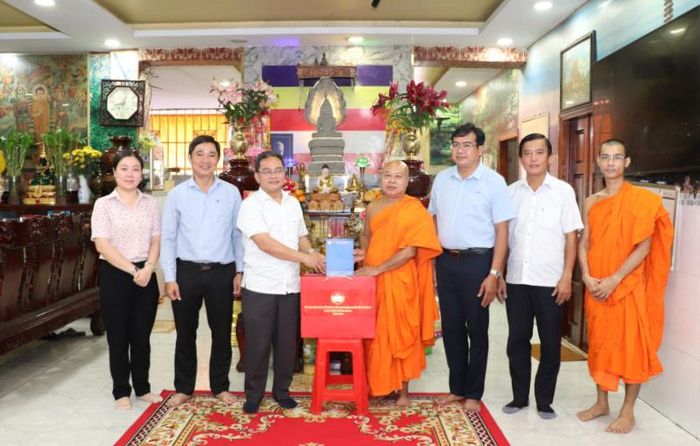  Đoàn thăm, chúc mừng Lễ Sen Dolta năm 2026 tại chùa Pothiwong 