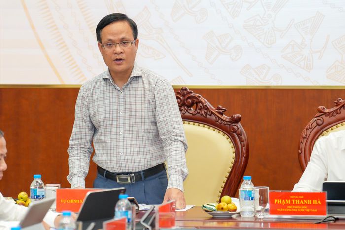 Ông Phạm Chí Quang, Vụ trưởng Vụ Chính sách tiền tệ NHNN trả lời tại cuộc họp báo. Ảnh: LƯU THỦY