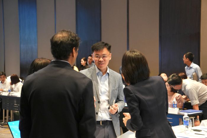  Phó Chủ tịch UBND TPHCM Trương Minh Huy Vũ, Chủ tịch Cơ quan điều hành VIFC-HCMC, trao đổi với các chuyên gia tại cuộc họp. Ảnh: QUỐC KHANG 