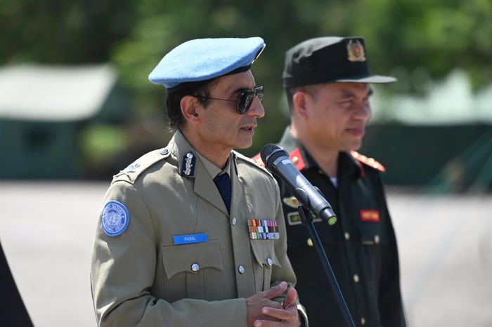  Ông Faisal Shahkar, Tư lệnh Cảnh sát Liên hợp quốc, dự, chứng kiến và đánh giá buổi diễn tập. Ảnh: TIẾN CƯỜNG 