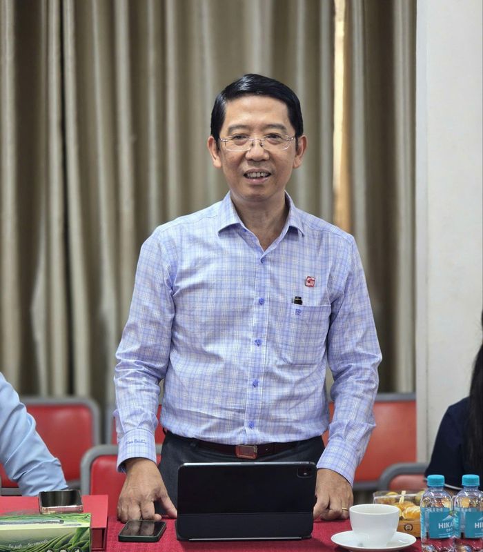 Ông Nguyễn Thành Lợi, Giám đốc - Tổng Biên tập Nhà xuất bản Tổng hợp TPHCM, thông tin về tình hình hoạt động của đơn vị trong 9 tháng đầu năm 2026. Ảnh: QUỲNH MY
