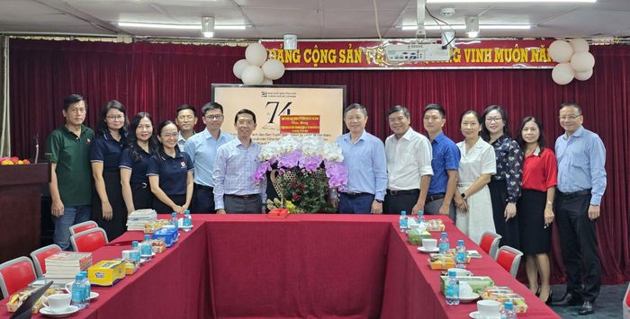 Đoàn lãnh đạo Ban Tuyên giáo Thành ủy TPHCM chụp hình lưu niệm cùng lãnh đạo Nhà xuất bản Tổng hợp TPHCM. Ảnh: QUỲNH MY