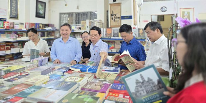 Đoàn lãnh đạo Ban Tuyên giáo Thành ủy TPHCM thăm nhà sách của Nhà xuất bản Tổng hợp TPHCM. Ảnh: QUỲNH MY