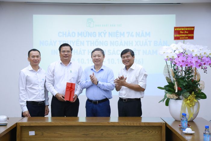 Đồng chí Dương Anh Đức và đồng chí Tăng Hữu Phong chúc mừng Nhà xuất bản Trẻ. Ảnh: ĐỨC TRUNG