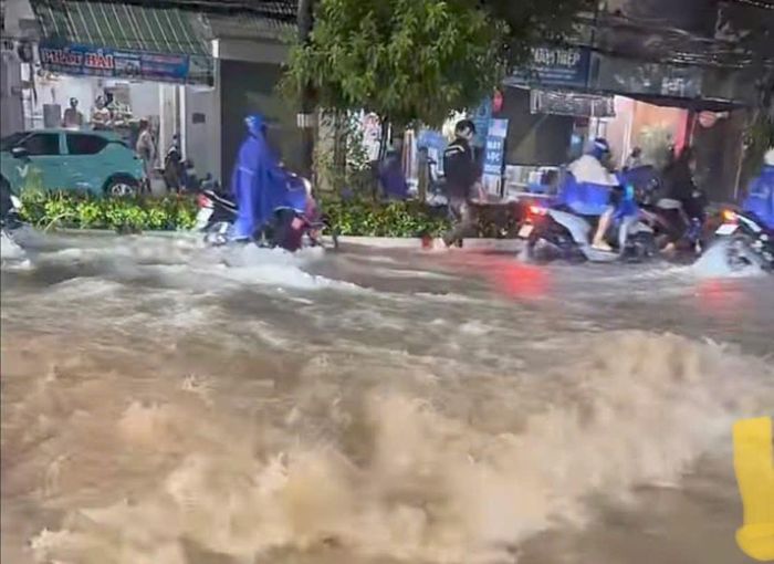  Đường Đồng Khởi (phường Tam Hiệp, thành phố Đồng Nai) ngập sâu. Ảnh: NÔNG NGÂN 