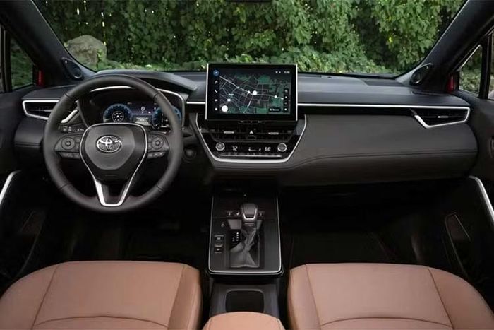 Nội thất của Corolla Cross 2027 tiếp tục duy trì thế mạnh về không gian và tính tiện dụng. Phiên bản tiêu chuẩn được trang bị màn hình giải trí 8 inch, trong khi các bản LE và Hybrid SE cung cấp tùy chọn màn hình 10,5 inch.