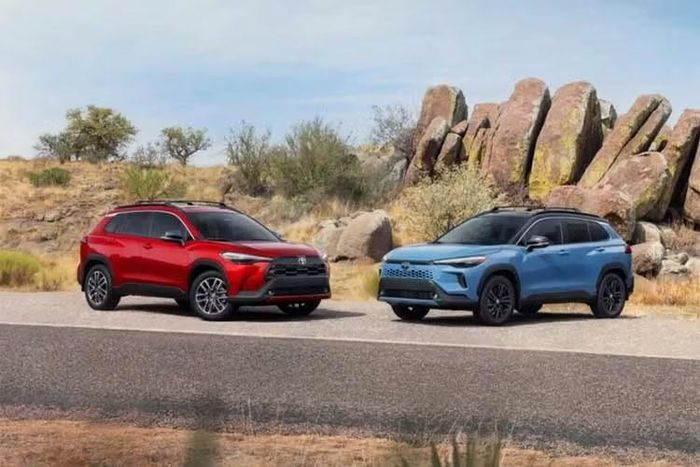Toyota tiếp tục duy trì phần lớn thiết kế, hệ truyền động và trang bị trên Corolla Cross 2027 thế hệ mới. Thay đổi đáng kể nhất nằm ở danh mục phiên bản hybrid khi hãng loại bỏ Corolla Cross Hybrid S, chỉ còn hai lựa chọn SE và XSE.