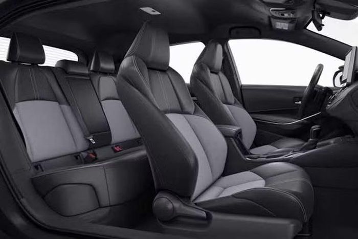 Về mặt an toàn, gói công nghệ Toyota Safety Sense 3.0 tiếp tục là trang bị tiêu chuẩn toàn dòng xe, bao gồm: kiểm soát hành trình thích ứng, hỗ trợ giữ làn đường, đèn pha tự động, nhận diện biển báo giao thông và hệ thống phanh tự động tiền collision tích hợp phát hiện người đi bộ.