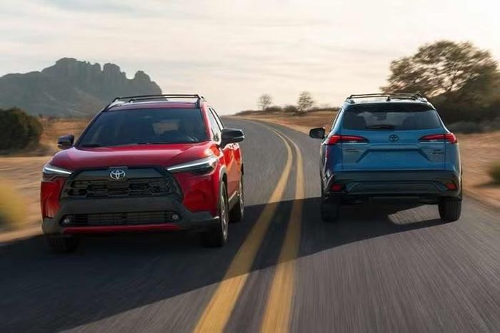 Ở các phiên bản sử dụng động cơ xăng, Toyota Corolla Cross 2027 tiếp tục trang bị động cơ 4 xi-lanh 2.0L, công suất 169 mã lực, kết hợp hộp số CVT có tích hợp cấp số 1 cơ khí. Xe có tùy chọn dẫn động cầu trước hoặc 4 bánh.