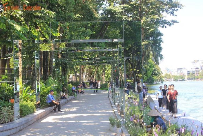 Công trình điểm nhấn này tạo ra luồng không khí du lịch mới mẻ tại khu vực Hồ Gươm trong những ngày gió thu se lạnh.