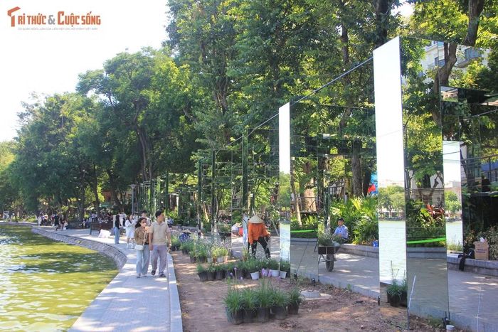 Hệ thống khung gương với các mảng phản chiếu được kỳ vọng tạo nên hiệu ứng thị giác đặc biệt khi kết hợp với ánh sáng. Công nhân đang hoàn thiện từng khung gương, từng bước tạo hình cho không gian nghệ thuật bên hồ.
