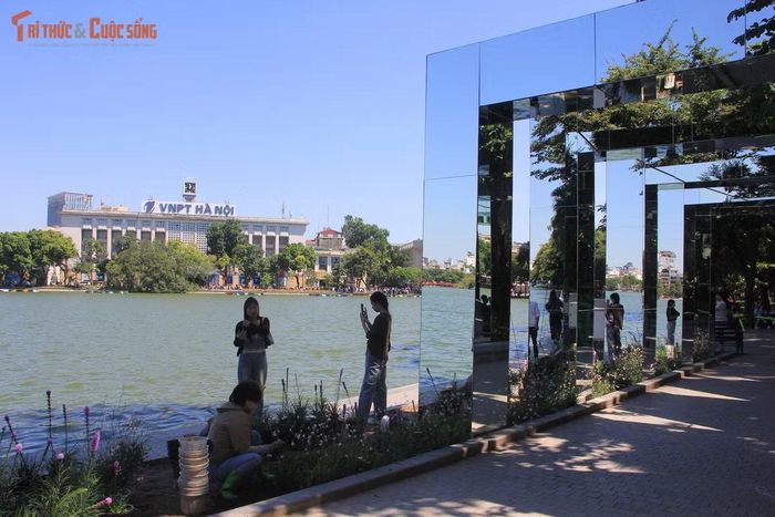 Mặc dù công trình vẫn chưa hoàn thiện nhưng rất đông người dân và du khách đến check-in.
